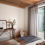 przytulna sypialnia z drewnem na ścianach i suficie