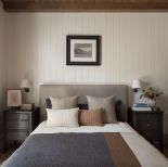 sypialnia z drewnem na ścianach i suficie