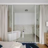 elegancka sypialnia z łazienką w mieszkaniu