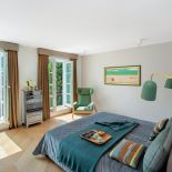 sypialnia z zielonymi dodatkami