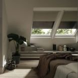 nowoczesna sypialnia na poddaszu ze skosem