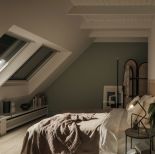 nowoczesna sypialnia na poddaszu ze skosem