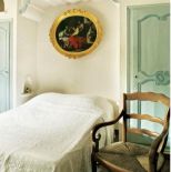 Sypialnie zdobi obraz w złotej ramie.