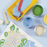 szablon, farby: zielona, żółta, biała i niebieska, waleczek i tampon malarski