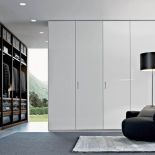 Szaf nigdy za dużo - otwarta Senzafine i Sydney z drzwiami z barwionego szkła (3200 zł, moduł podstawowy). Poliform.