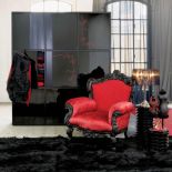 Szafa Chic Vanity firmy Moda (37 600 zł). Nietypowa, bo z dziewięciorgiem drzwi. Obok fotel Prince - 16 700