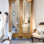 Szafa do sypialni przyjechała z Francji. W oryginalnych kryształowych lustrach pięknie odbija się światło.