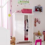 Do skandynawskiego dizajnu doskonale pasują pastelowe odcienie. Postaw więc na dodatki w tych kolorach: ramki na ścianie, zasłony lub rolety, pościel czy kosze na zabawki.