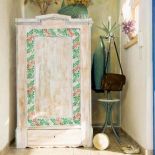 Szafa ozdobiona freskiem. Jesienna jarzębina