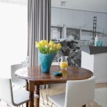 Szafa schowana jest za fototapetą z widokiem mostu