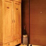 Szafa z kilku rodzajów drewna, z ornamentami z kości słoniowej i masy perłowej.