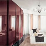 Szafa z kolekcji Step 01 fabryki Sma. Ma przesuwane drzwi z barwionego na czerwono szkła. ORIGINE ITALIA