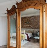 szafa antyk w sypialni