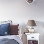 Szafeczki nocne pozwalają zmieścić kilka dodatkowych książek.