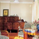 Szafka ozdobiona w typowy dla stylu dwudziestolecia międzywojennego sposób - słoje na fornirze układają się