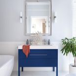 granatowa szafka pod umywalkę w białej łazience