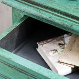 Szafka pomalowana na kolor Florence i Graphite farbą Chalk Paint (145 zł/l), woskowana (45 zł/0,5 l), Annie sloan