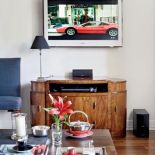 Szafka w stylu art deco idealnie nadała się na sprzęt rtv.