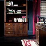 Szafka z nadstawką (z linii Empire), zrobiona z litego dębu. Ceny: 3014 i 2393 zł. BELVIA