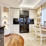 Szafki (9720 zł) i stół z krzesłami (2800 zł) zrobiono z lakierowanego drewna. RETRO MODERN