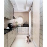 Szafki kuchenne pokryto płatkami aluminium w taki sposób, że układają się we wzor kraty.