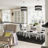 Szafki kuchenne są w tym samym stylu co meble w salonie.