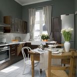 Szafki kuchenne są z IKEA, a sosnowy stół to dzieło zaprzyjaźnionego stolarza.