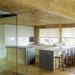 Szafki na wysoki połysk. Dom z drewna i szkła