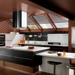 Szafki niekoniecznie muszą wisieć. Te z kolekcji Luna ustawiono na blacie. Do wyboru dziesięć kolorów drewna. MOBALPA