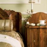 Szafki z czarnym marmurem portoro, przetykanym złotymi żyłkami.