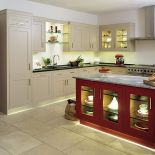 Szafki z litego drewna lipowego (do wyboru 13 rodzajów lakieru), wyspa z podświetlanymi witrynami, Grange