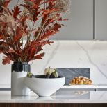 szara kuchnia z drewnem