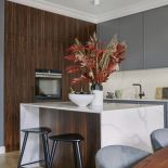 szara kuchnia z drewnem