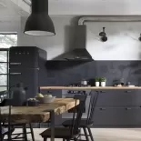 czarna kuchnia z czarnymi płytkami na ścianie