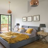 szara sypialnia z drewnianymi dodatkami