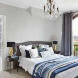 szara sypialnia w stylu hampton