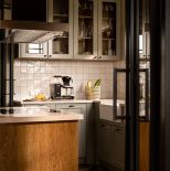 szara kuchnia z drewnem