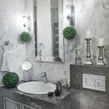 szara łazienka ze srebrnymi dodatkami