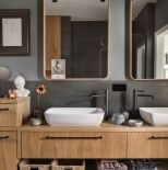 szara łazienka z drewnem w stylu skandynawskim