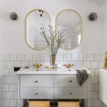 szara łazienka ze złotym dodatkami