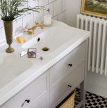 szara łazienka ze złotym dodatkami