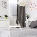 Fot. Shutterstock. Szara sypialnia - inspiracje, dodatki, aranżacje