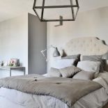 Fot. Germain Suignard/Photofoyer. Szara sypialnia - inspiracje, dodatki, aranżacje