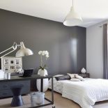 Fot. Germain Suignard/Photofoyer. Szara sypialnia - inspiracje, dodatki, aranżacje