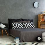 Fot. Shutterstock. Szara sypialnia - inspiracje, dodatki, aranżacje