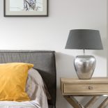 szara sypialnia z żółtymi dodatkami