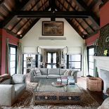 Szare kanapy i kominek z białego marmuru sprawiają, że orientalne dodatki nie przytłaczają wnętrza.