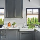 szare meble kuchenne z białym blatem