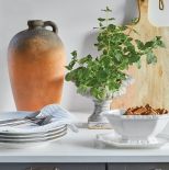 szare szafki kuchenne z białym blatem