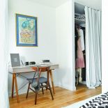 W tym mieszkaniu królują szare wnętrza, a klasyka spotyka się z nowoczesnością.